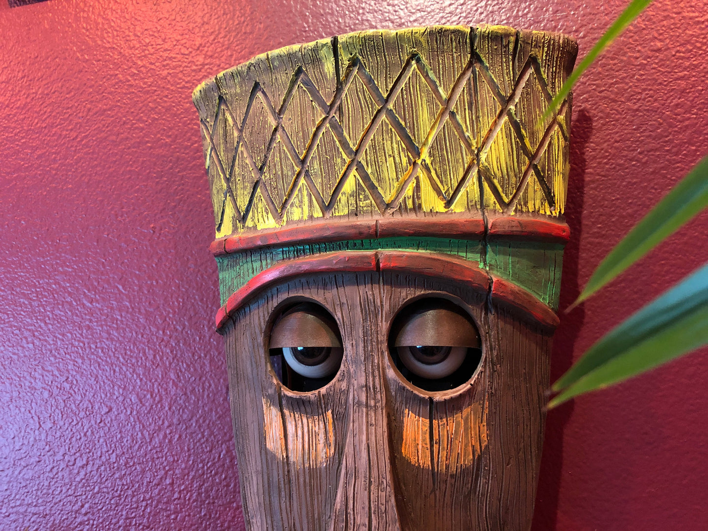 Singing Tiki Mask: Animated Wall Decor with Wireless Remote
