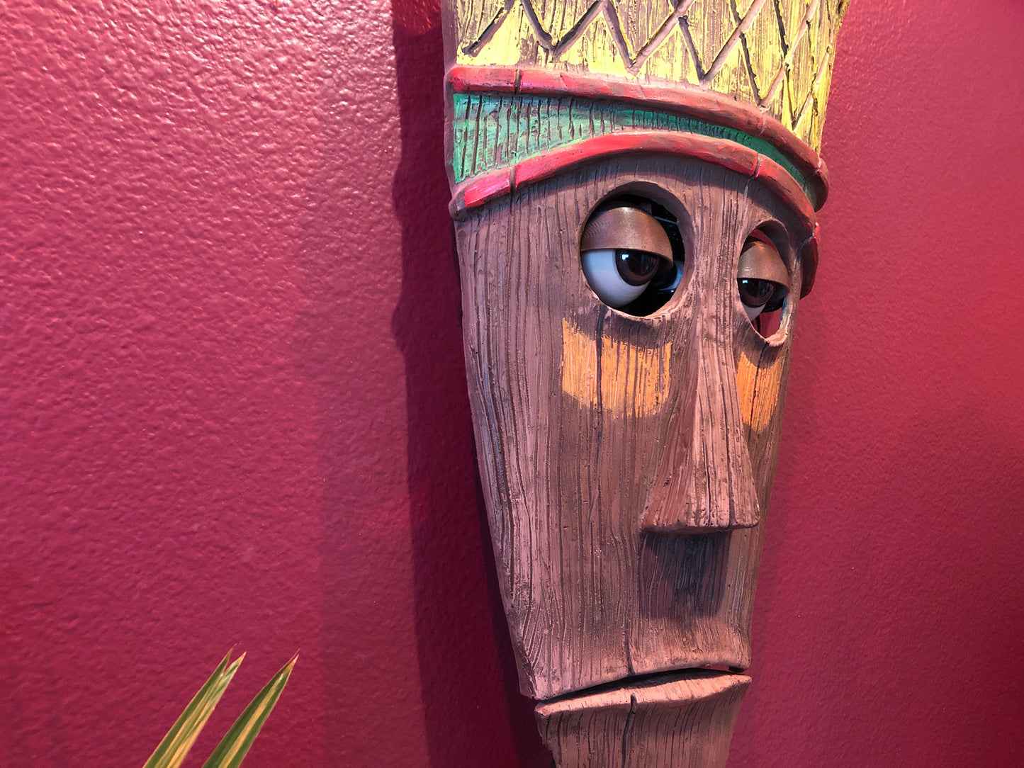 Singing Tiki Mask: Animated Wall Decor with Wireless Remote
